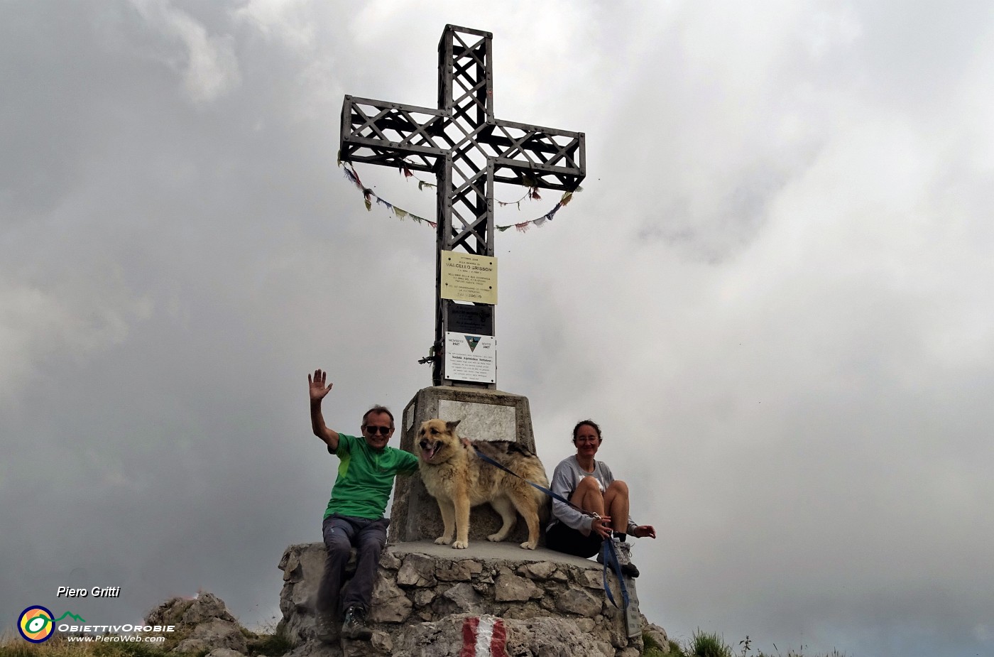 04 Alla croce di vetta di Cima Alben (2020 m) .JPG -                                